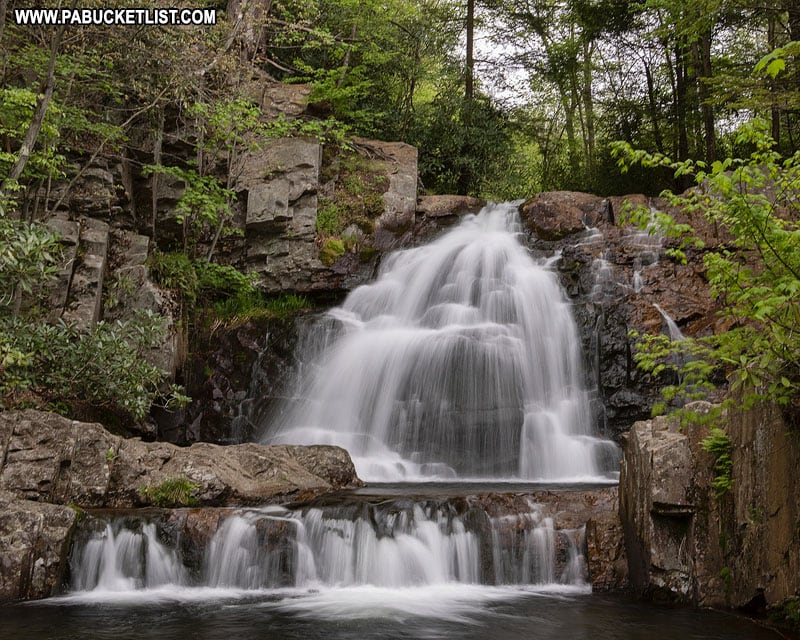 Jarní pohled na Hawk Falls v Hickory Run State Park