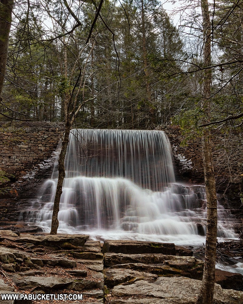 Přeliv přehrady Stametz Dam podél stezky Shades of Death Trail ve státním parku Hickory Run