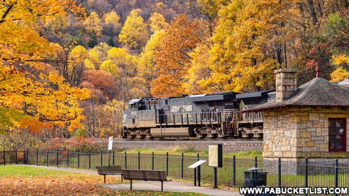 Westbound train passing through the viewing area at the Horseshoe Curve.
