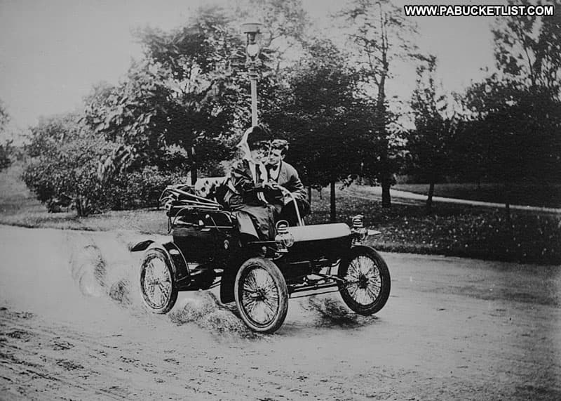 Early American motorists in this public domain image.