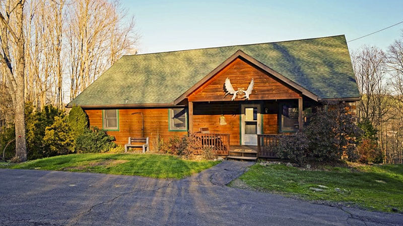 Front of Lazy Bear vacation rental cabin near the PA GRand Canyon in Wellsboro PA