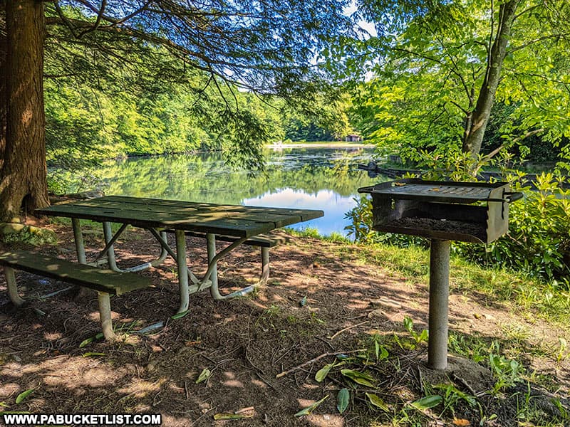 Kooser State Park lakeside picnic table and grill.