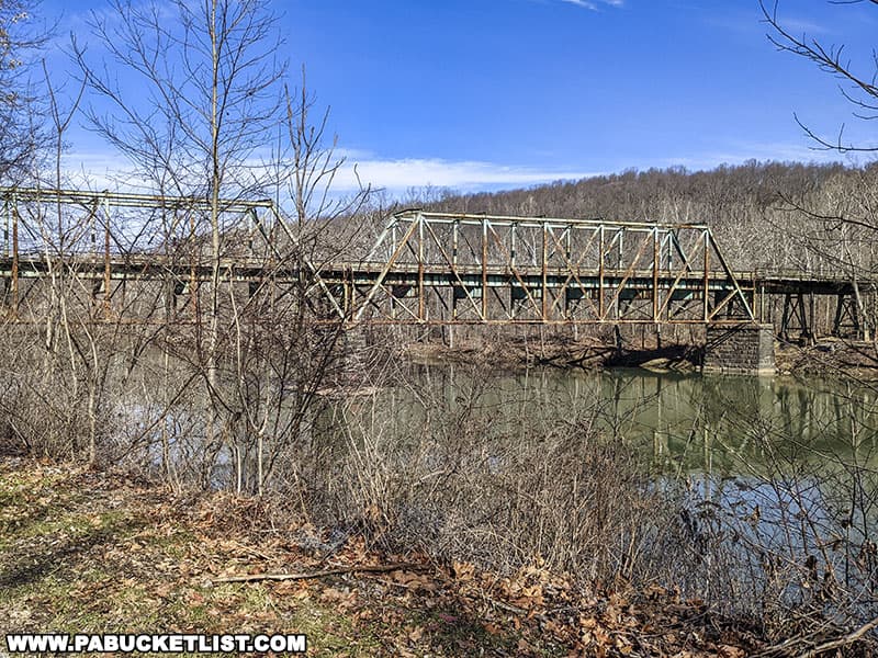 Layton Bridge features an unusual design in that the road deck runs through the middle of the truss web rather than along the bottom.