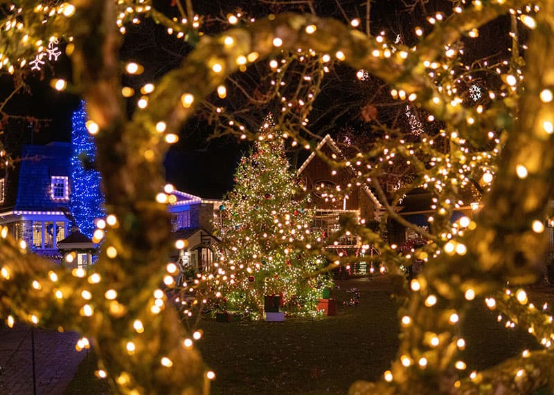 Free walk-thru Christmas light display at Peddler’s Village in Bucks County Pennsylvania.