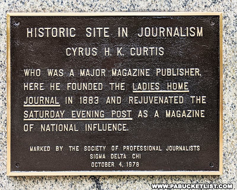 A plaque outside the Curtis Publishing Building denoting the importance of the building to the world of journalism.