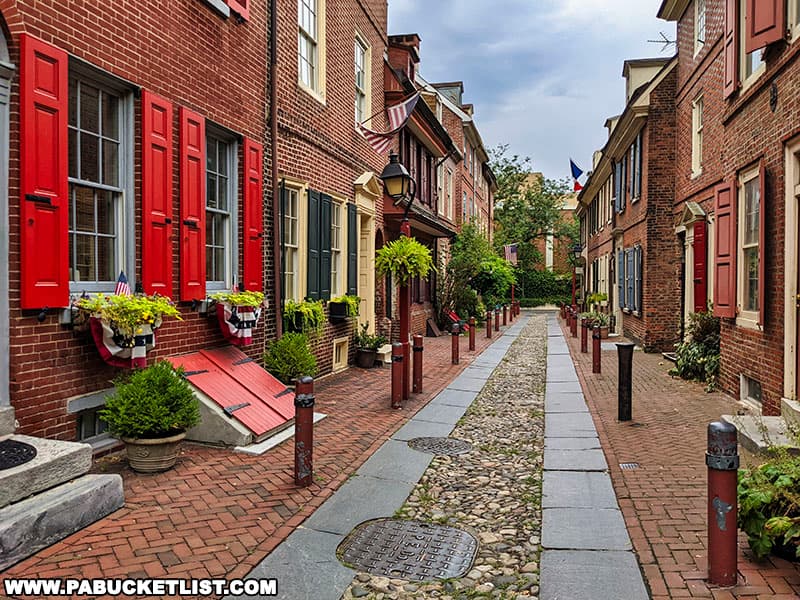 Taking a Stroll Down Elfreth's Alley in Philadelphia - Uncovering PA