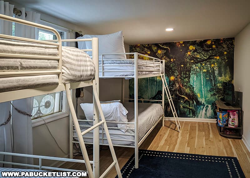 The kids room at the Hyview Hideaway features 2 bunk beds and a firefly mural.